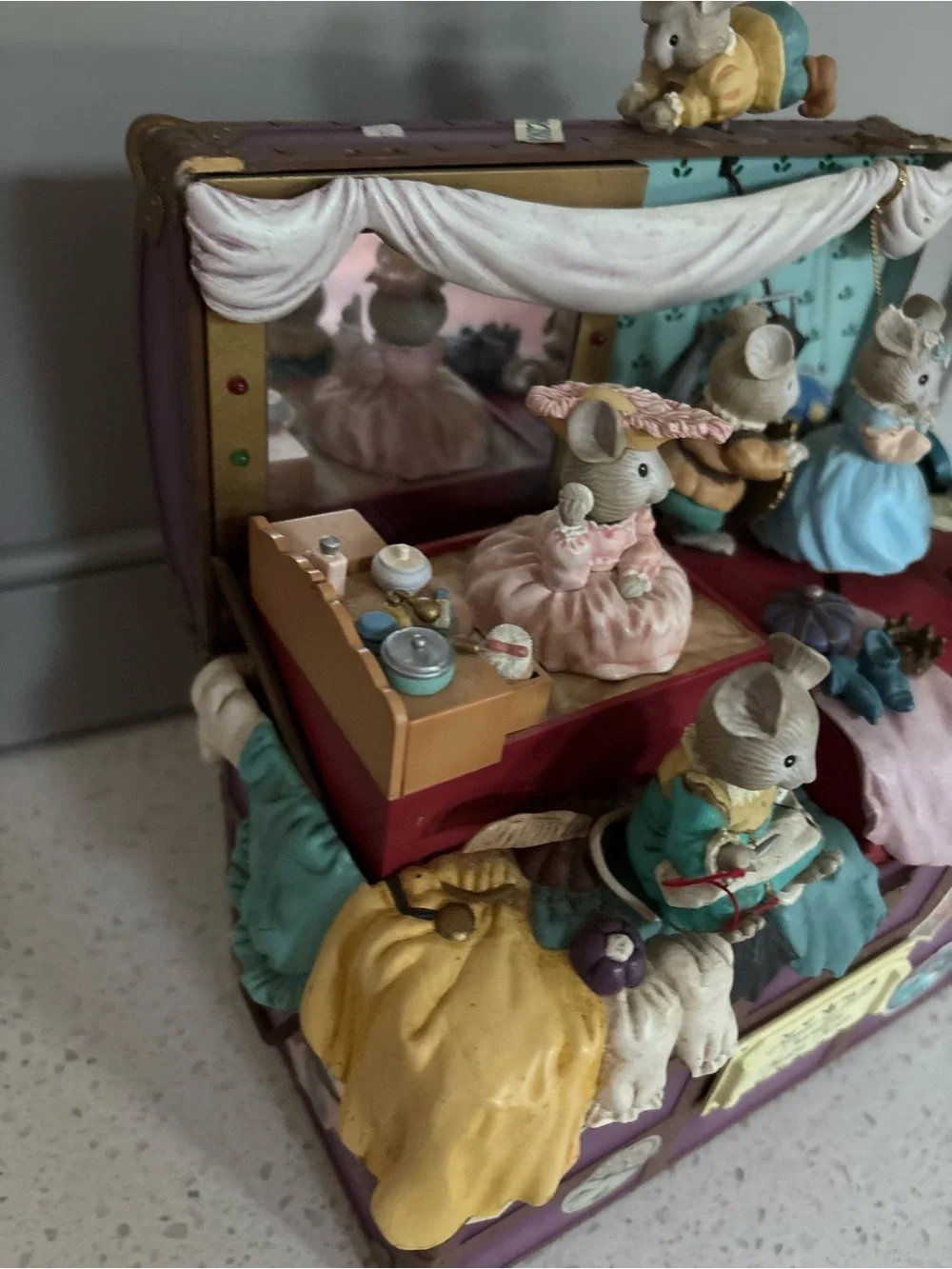 1991 Enesco Mouseterpiece Theater Chest Romeo & Juliet  Animated Music Box